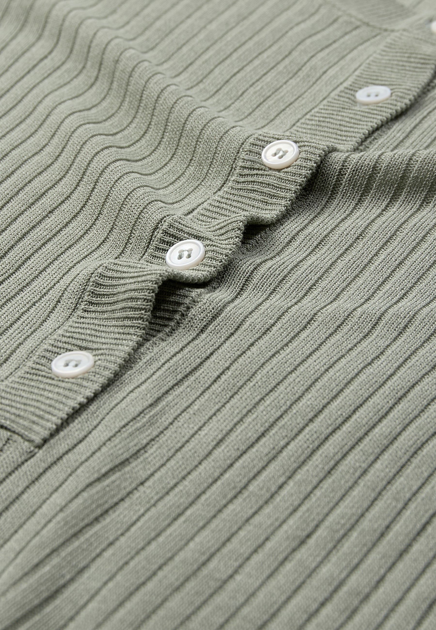 minimum female Dahlia jumper 4152 Jumper 0110 Desert Sage