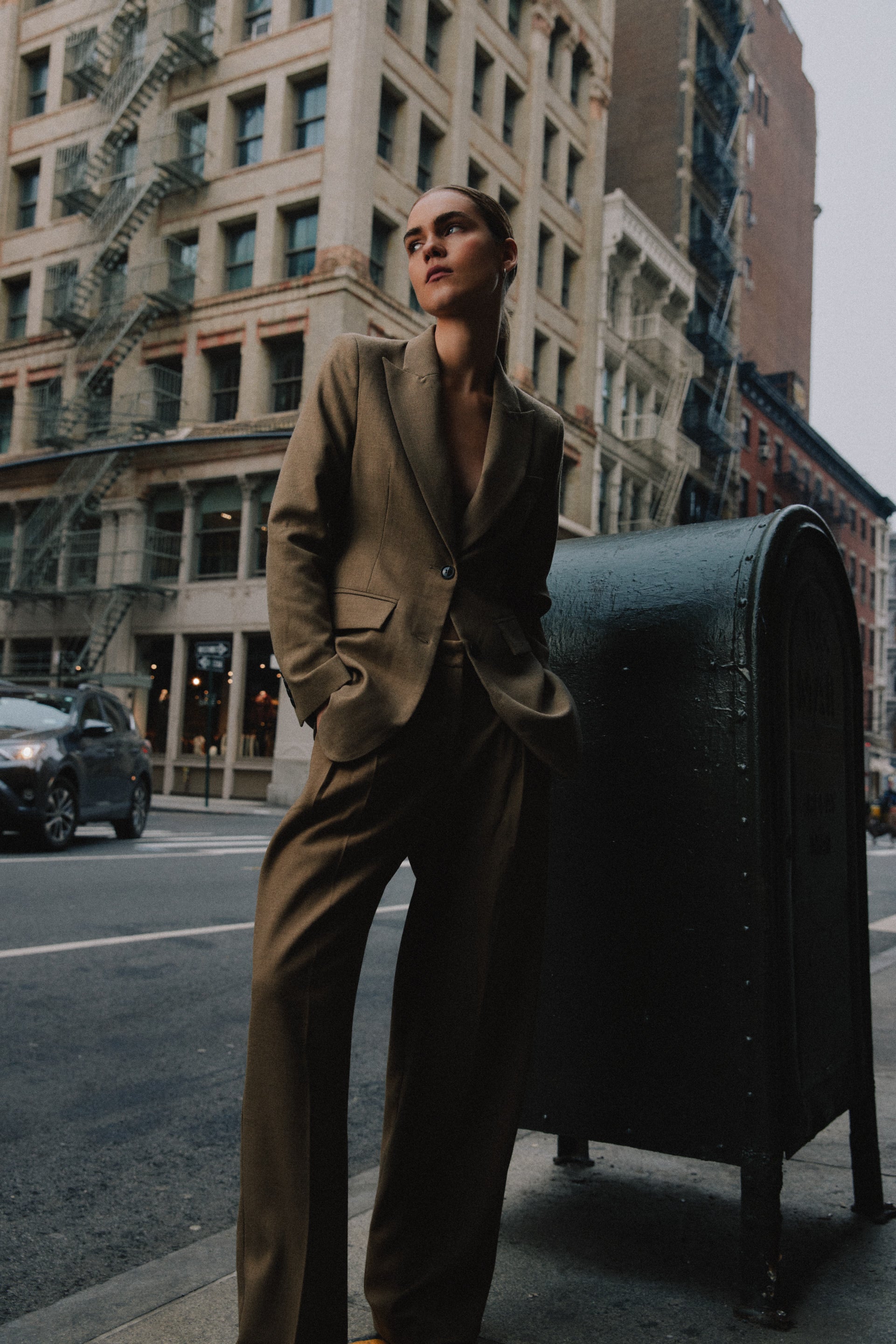 Woman wearing a beige suit in the streets of New York.