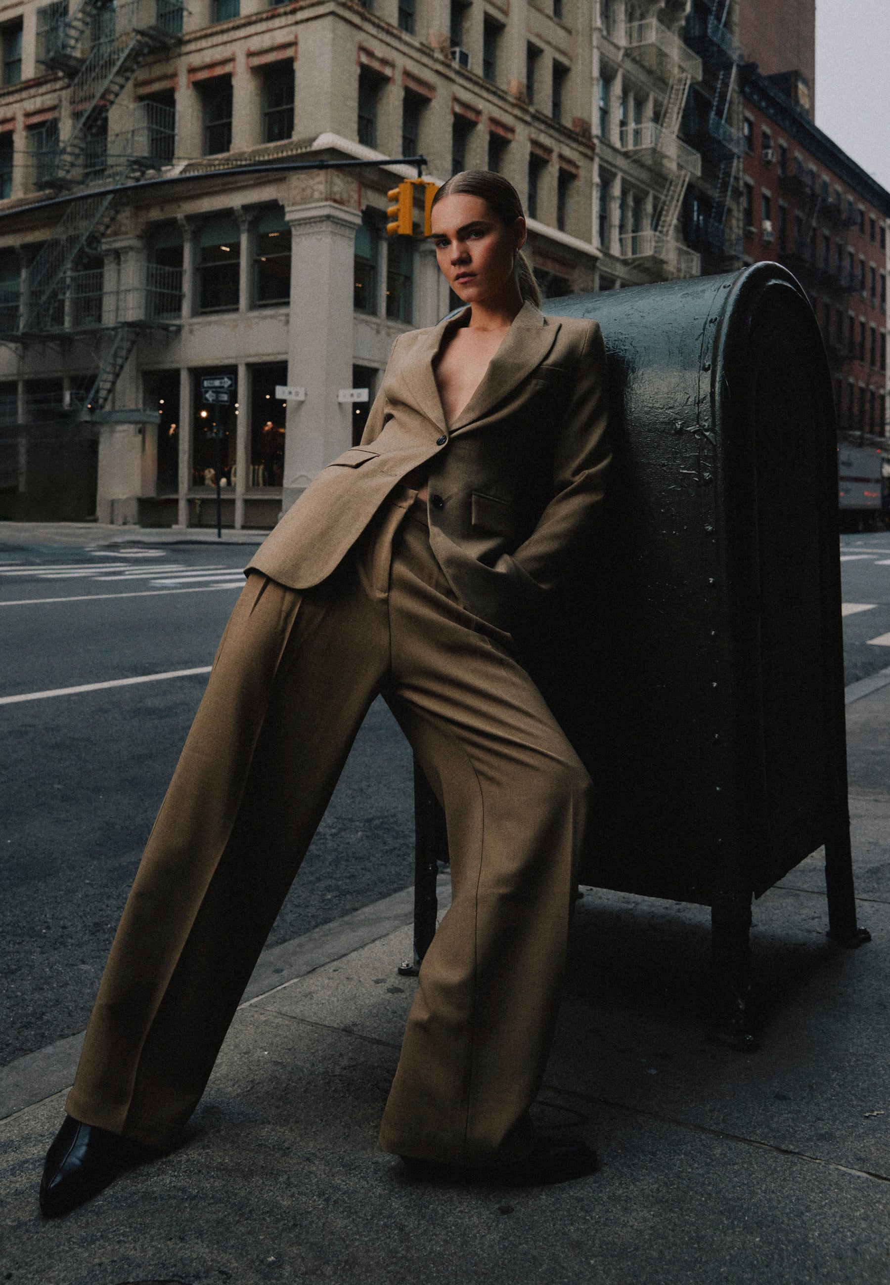 Woman wearing a beige suit in the streets of New York.